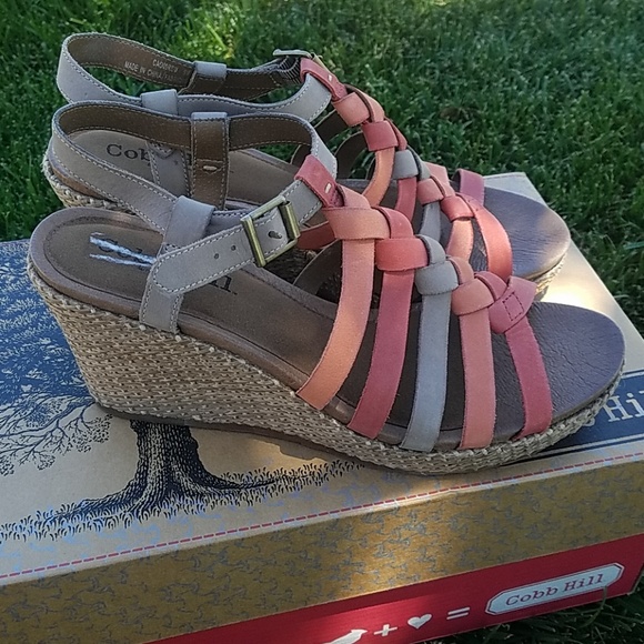 New in box Cute wedges - Picture 4 of 8